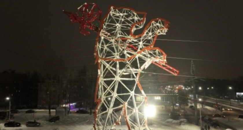"Лучше бы ямы заделывали": ярославцы отреагировали на запуск подсветки ЛЭП-медведя 