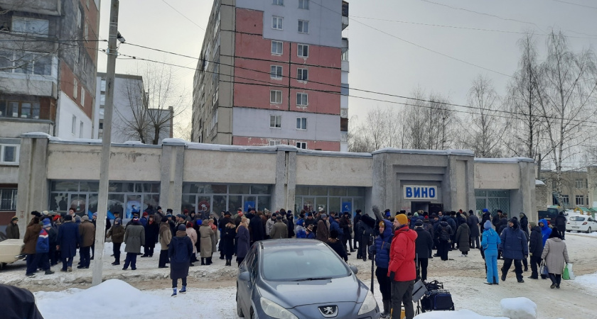 "За 500 рублей 8 часов": ярославцы выстроились в гигантскую очередь у винного магазина