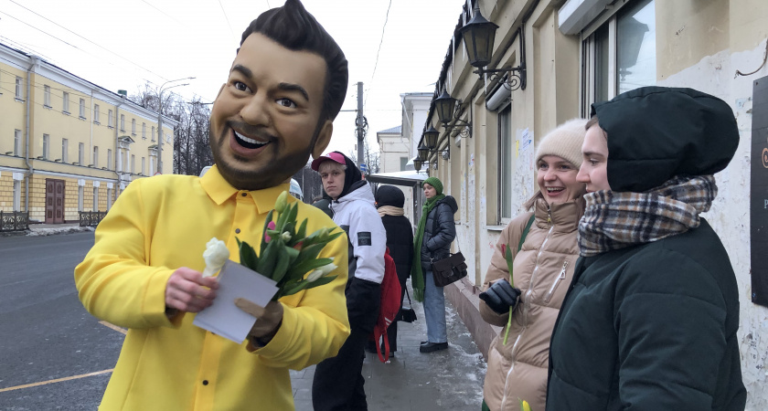 В Ярославле Сергей Жуков раздавал на улицах цветы