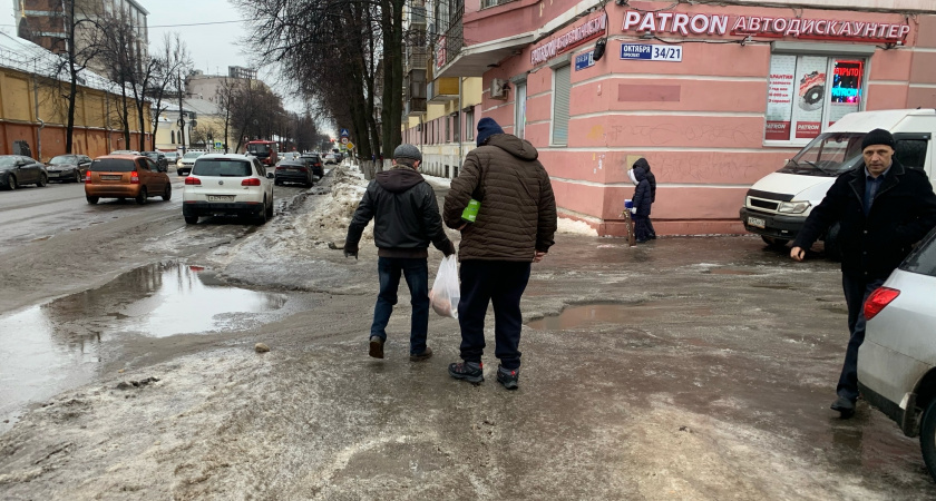 "Вышел из подъезда - упал": страшный гололед парализовал жизнь ярославцев