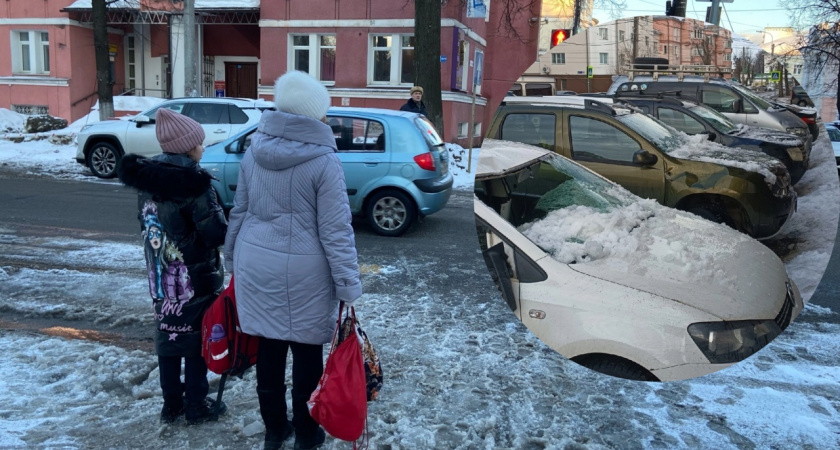 В Ярославле сошедшая с крыши снежная лавина разбила несколько авто