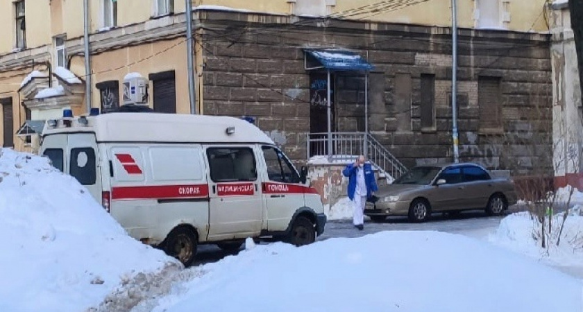 В Ярославле на женщину и двоих детей упала снежная глыба