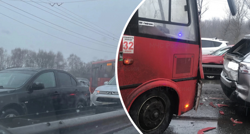 Четыре человека в больнице: в Ярославле автобус попал в замес из четырех машин 
