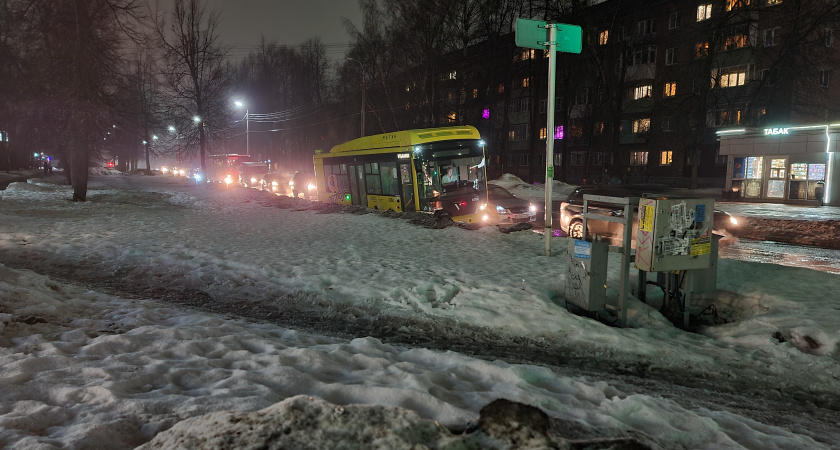 "Обряд посвящения": в Ярославле новый автобус застрял в старой яме 