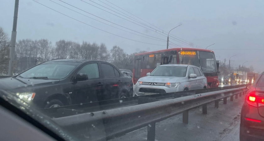 В Ярославле 12 человек пострадали в массовом ДТП с автобусом 