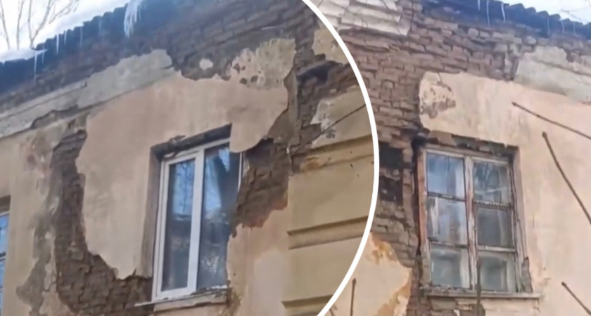 "Кирпичи валятся на голову": в центре Ярославля разваливается дом