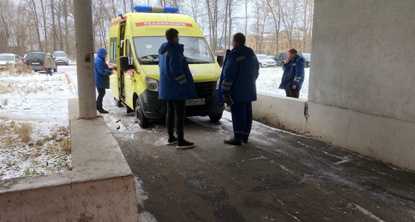 Забрали в больницу с травмами: в Ярославле 4-летнюю девочку сбили во дворе дома 