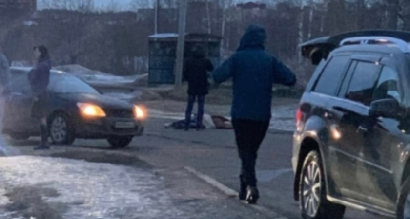 Лежит накрытая: в Ярославле на пешеходном переходе сбили женщину