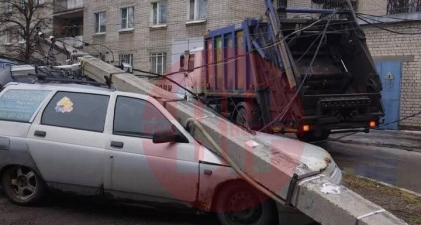 В Ярославле мусоровоз уронил на припаркованную машину фонарный столб 