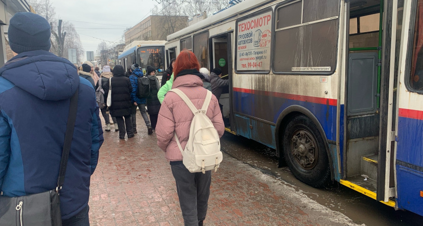 Зажало в дверях: в Ярославской области 15-летней девочке травмировало руку в автобусе