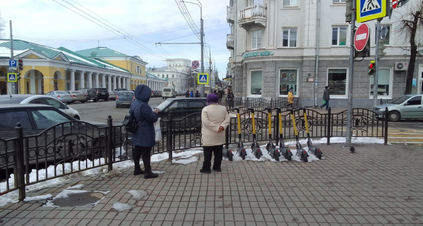 "Найти болото - и выбросить": ярославцы требуют запретить самокаты, велосипеды и ролики 