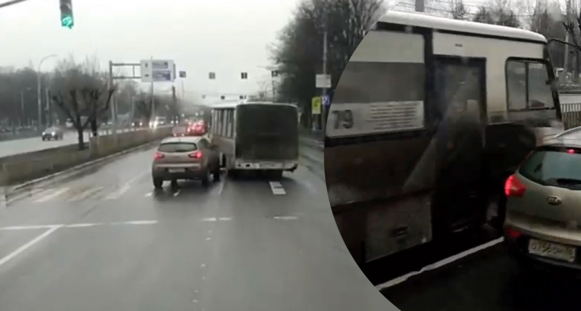 Маршрутка с пассажирами устроила дорожные разборки с легковушкой в Ярославле