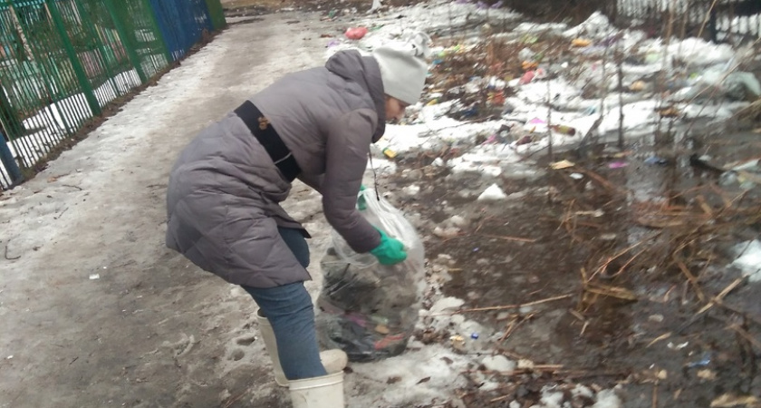 «По доброте душевной»: жительница Ярославля убирает мусор на улицах вместо коммунальщиков