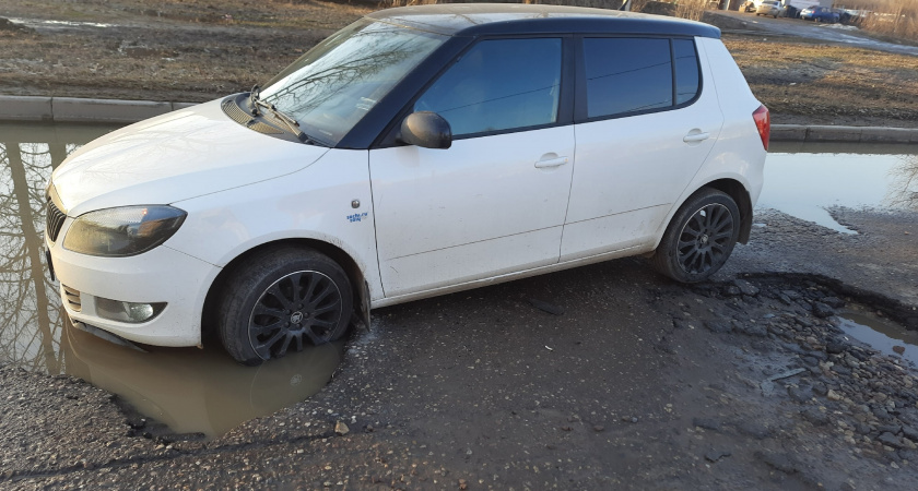 В Ярославле водитель попал в гигантскую яму и застрял там на четыре часа