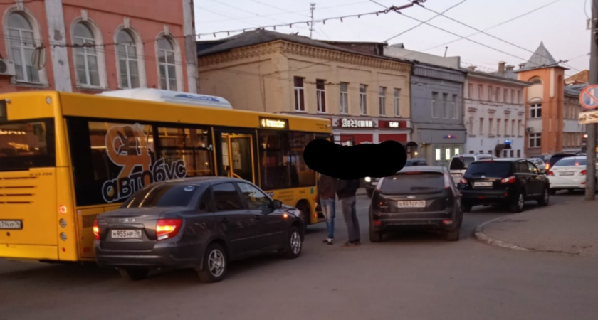 В центре Ярославле случилось ДТП с участием нового автобуса