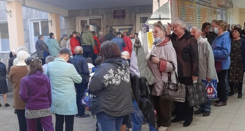 Ярославцы с раннего утра встали в огромную очередь за талонами к врачам