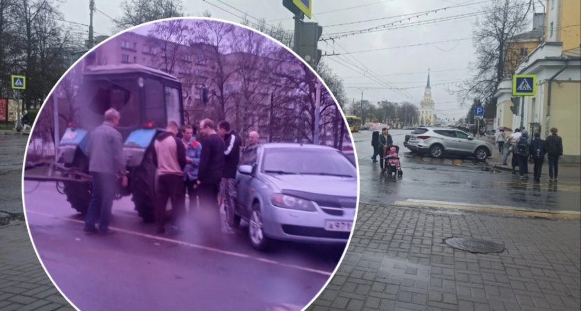 В Брагино образовалась пробка из-за ДТП с трактором