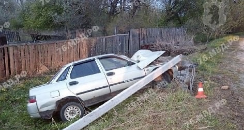 "Съехал в кювет и снес столб": в Ярославской области 18-летний парень устроил ДТП 