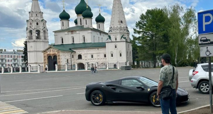  В Ярославле депутата поймали на парковке Феррари на местах для инвалидов