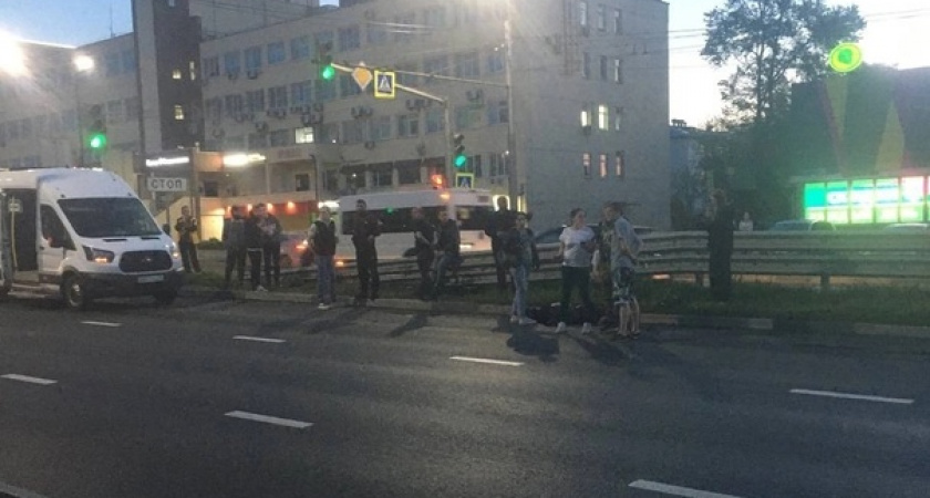 В Ярославле на пешеходном переходе микроавтобус сбил человека