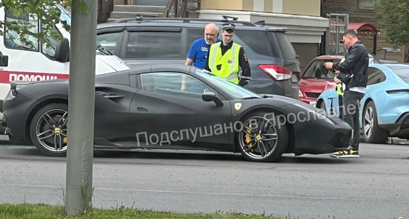 В центре Ярославля знаменитый Ferrari столкнулся со скорой