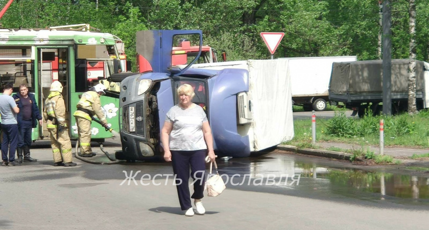 «Газель перевернулась»: в Ярославле столкнулись трамвай и грузовик