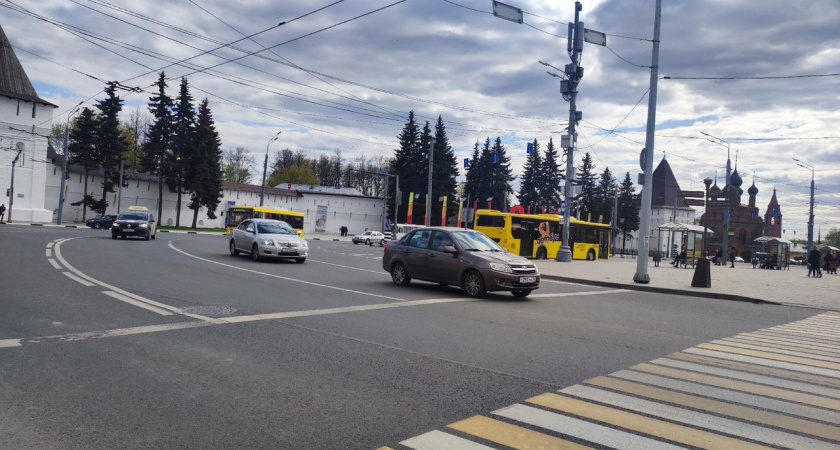 В Ярославском районе пассажир угнал у таксиста автомобиль