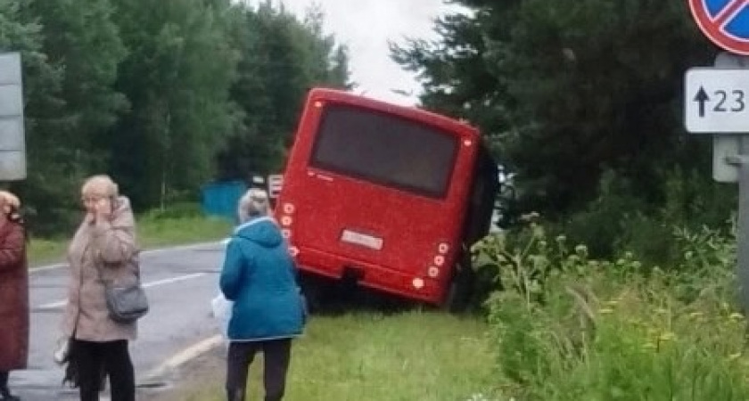 В Ярославской области рейсовый автобус с пассажирами съехал в кювет