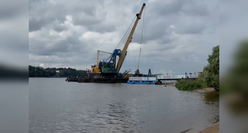 У Толгского монастыря спустили на воду новый причал