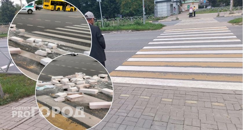 В Ярославле шаланда вывалила груду стройматериала прямо на дорогу и пешеходный переход 