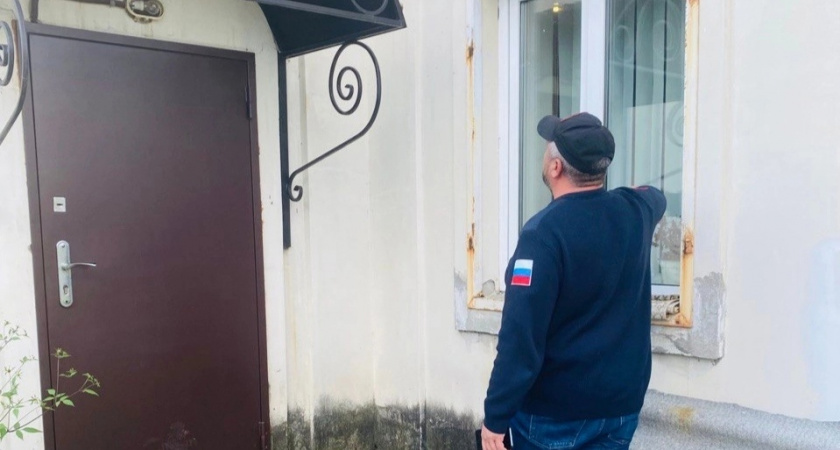 "Папа умер": в Ярославле мать не пускает дочь-школьницу домой