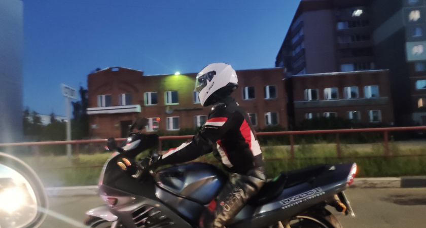Из-за участившихся трагичных ДТП мотоциклист из Ярославля обратился к водителям легковых машин 