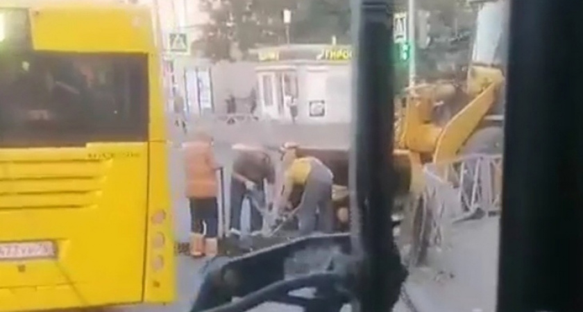 В Ярославле на перекресте Ленина и Советской уничтожили ливневые колодцы и засыпали ливневку