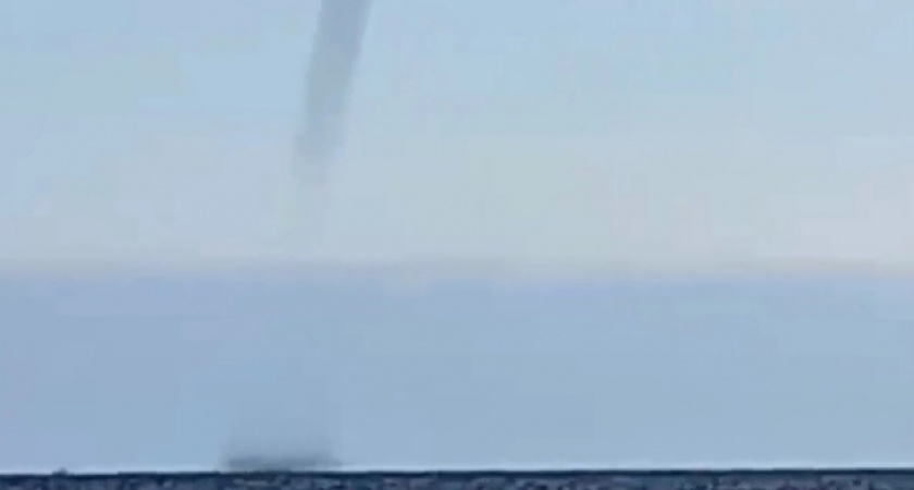 "Проклятое место": очевидцы засняли смерч над Рыбинским водохранилищем