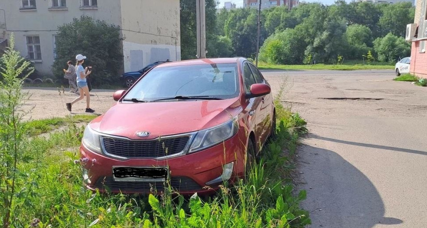 В районах Ярославля штрафы за парковку на газонах выросли в 20 раз