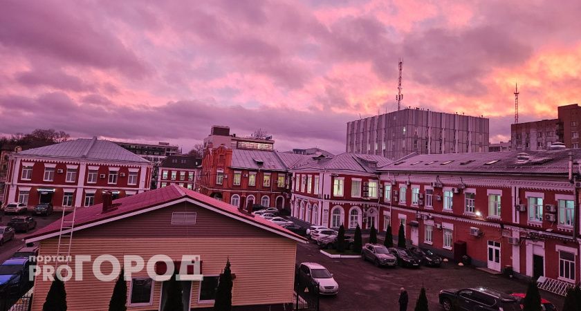 Ученые объяснили закат малинового цвета в небе над Ярославлем 2 ноября