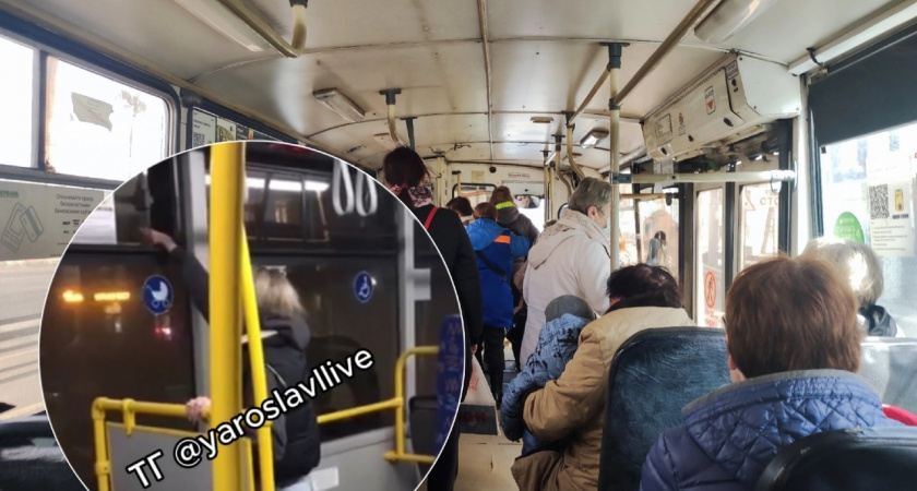 В Ярославле молодая пассажирка сделала перекур прямо в автобусе