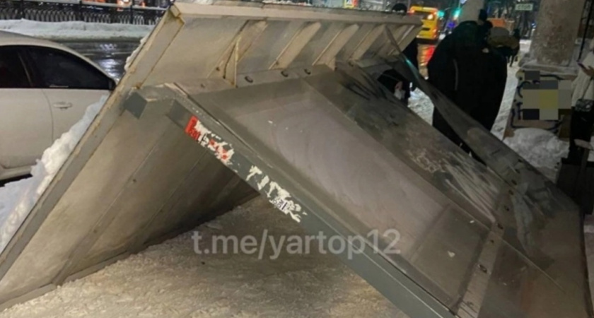 В Ярославле на Красной площади на людей рухнула остановка