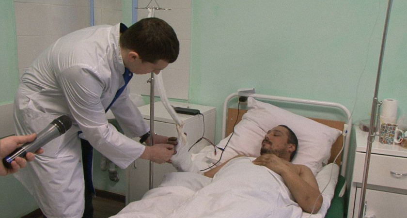 Ярославские врачи пришили руку дровосеку