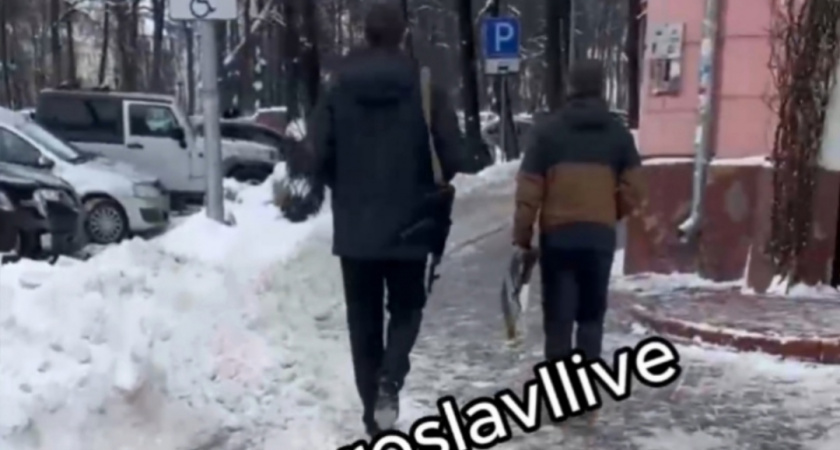 Парни с автоматами напугали жителей в центре Ярославля