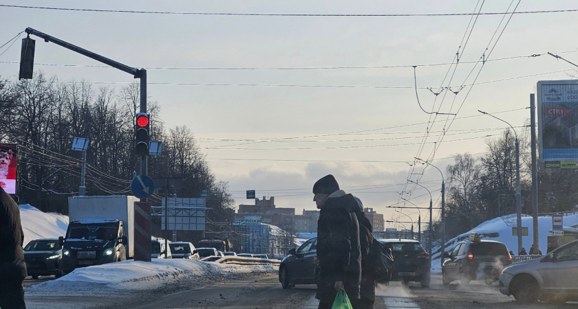 Даже на улице брюнетка не может удержаться от баловства