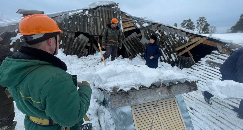 У многоквартирного дома обвалилась крыша в Ярославской области 