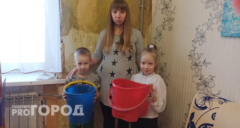 Вода льет в розетки, падает крыша, сын задыхается: беременная мама двоих детей просит защиты Путина