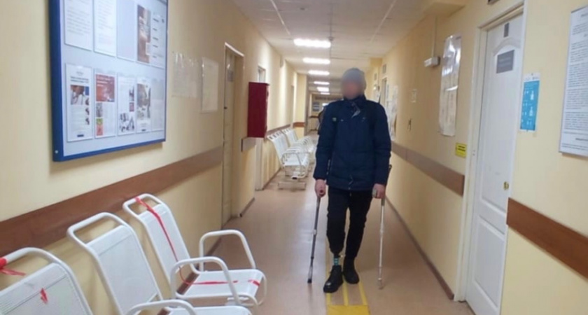 Потерявший ногу ветеран СВО жил в брагинском подъезде