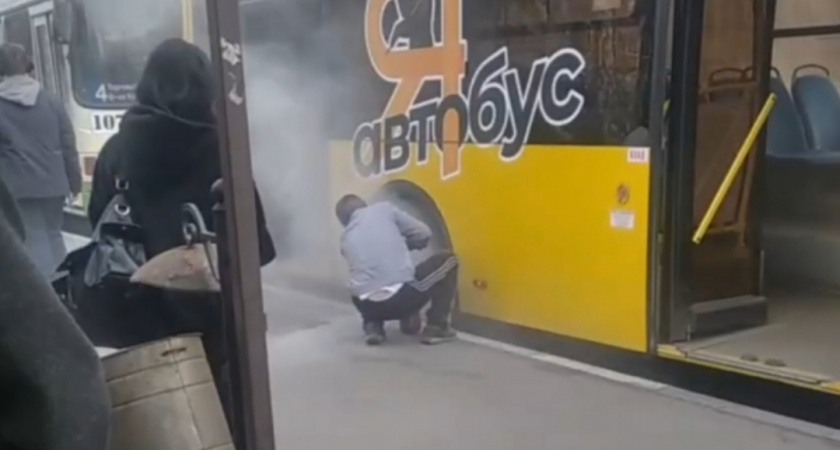 "Запахло жареным": в Ярославле автобус задымился прямо в пути