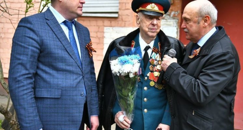 К 100-летнему ветерану в Ярославле приехали фронтовые бригады