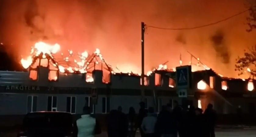  В Ростове сгорел торговый комплекс