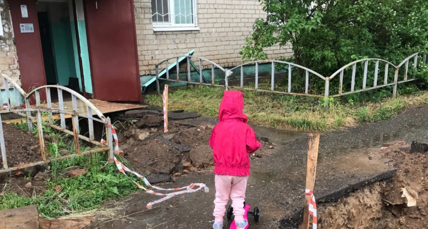 "Раскопали и уехали": ярославцы вынуждены идти домой по тоненькой фанерке