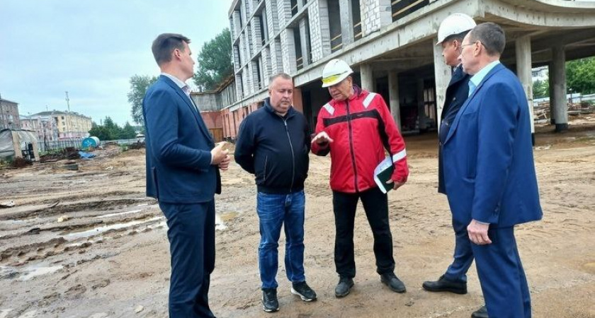 Ярославские депутаты проверили стройку школы на Большой Федоровской 