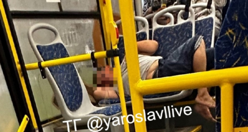 "Вот так мы отдыхаем": ярославец разлегся на сиденьях автобуса во время пробки